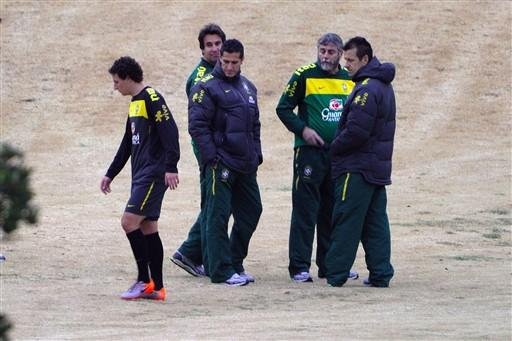 Elano sente dores e fica fora do treino do Brasil