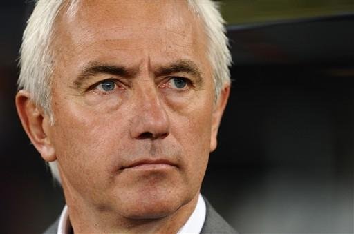 Bert van Marwijk convocou uma reuni&atilde;o para acabar com o mal-estar causado pelo atacante Robin van Persie