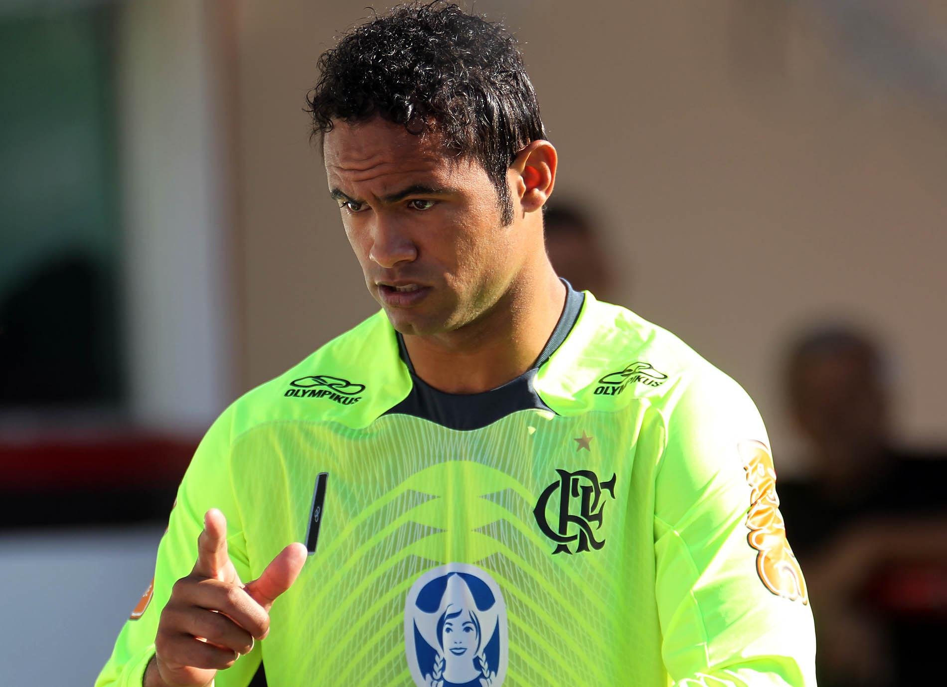 Pol&iacute;cia investiga vest&iacute;gios encontrados em carro de goleiro Bruno 