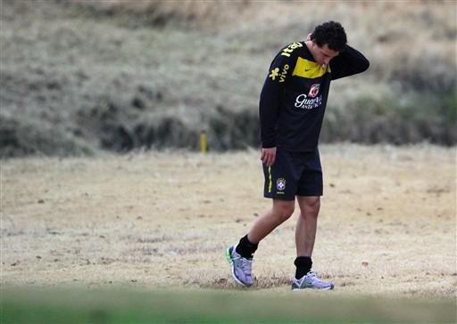 Elano deixou o treino da Sele&ccedil;&atilde;o com dores