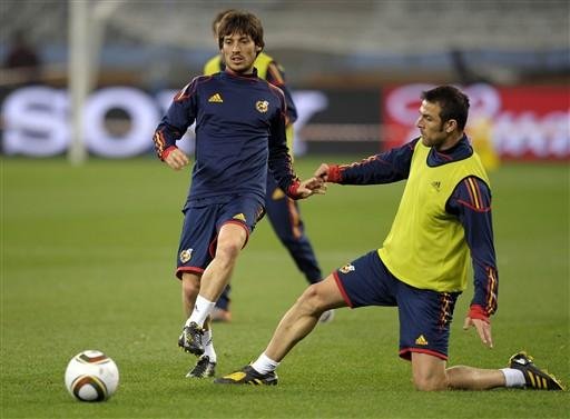 Manchester City anuncia contrata&ccedil;&atilde;o de David Silva (&agrave; esquerda)