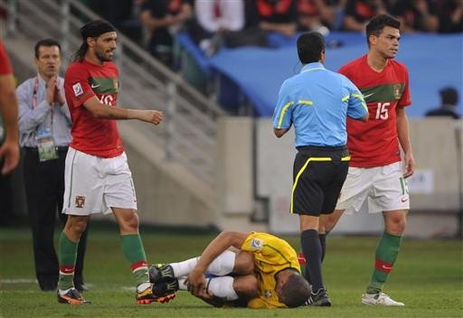 Felipe Melo lesionou a perna durante jogo entre Brasil e Portugal, na &uacute;ltima sexta-feira