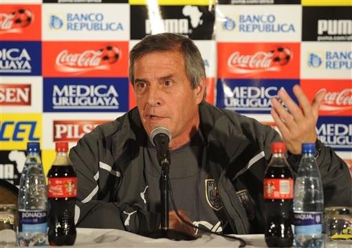 O t&eacute;cnico do Uruguai, Oscar Tabarez, fala durante coletiva de imprensa