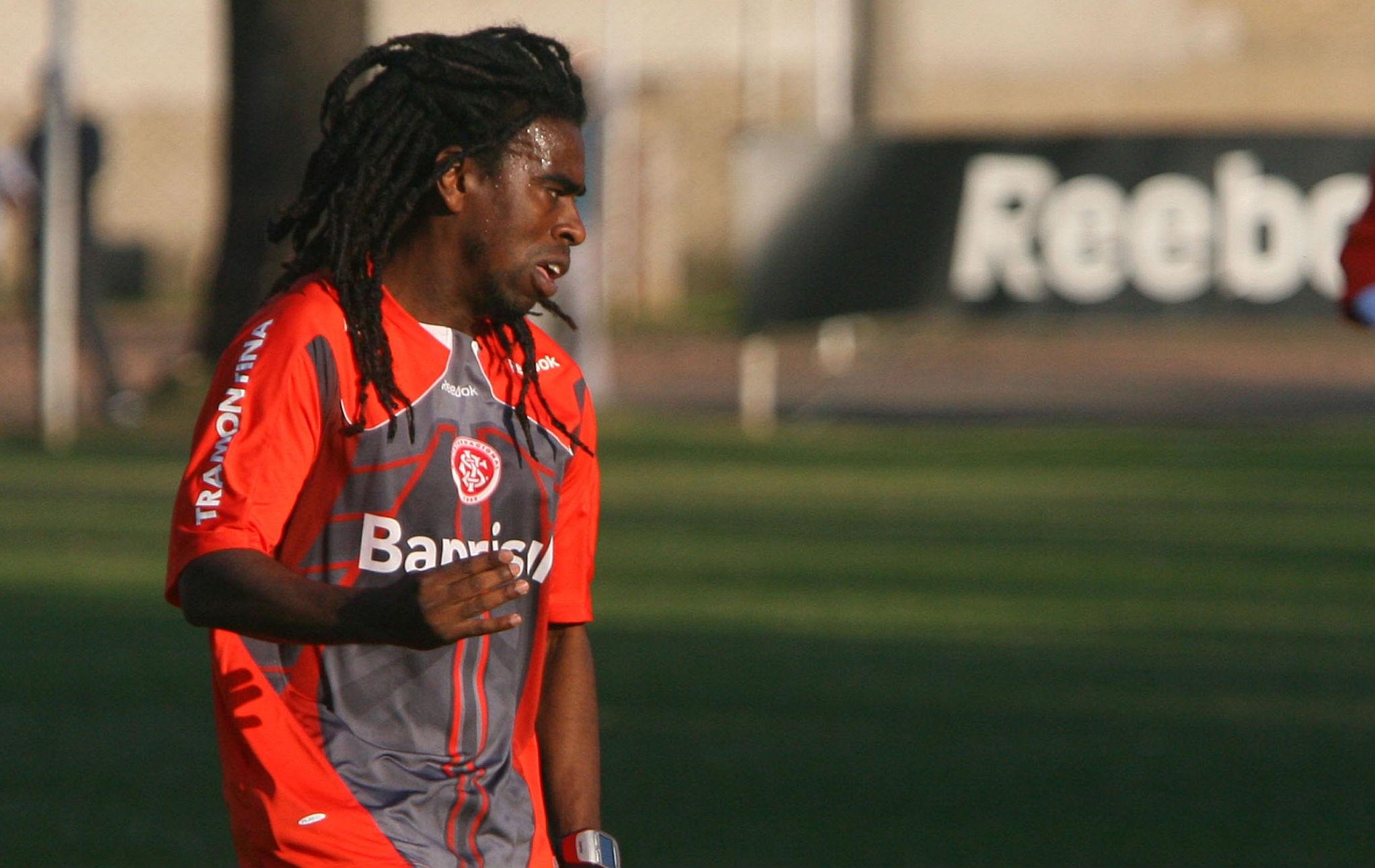 Tinga sente contratura e deixa treino do Inter