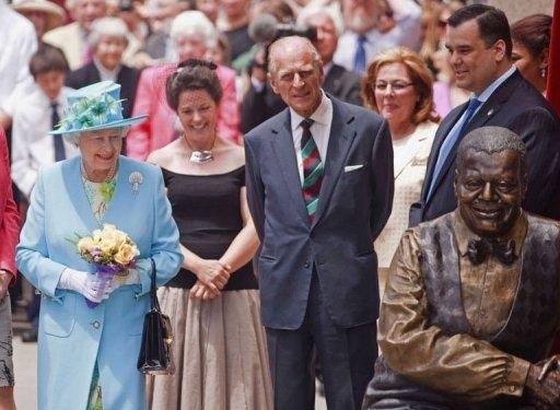 Elizabeth II inaugura est&aacute;tua de Oscar Peterson