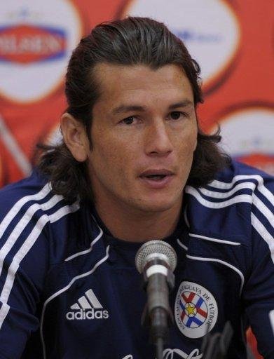 Valdez e outros jogadores paraguaios comemoram com Caba&ntilde;as chegada &agrave;s quartas