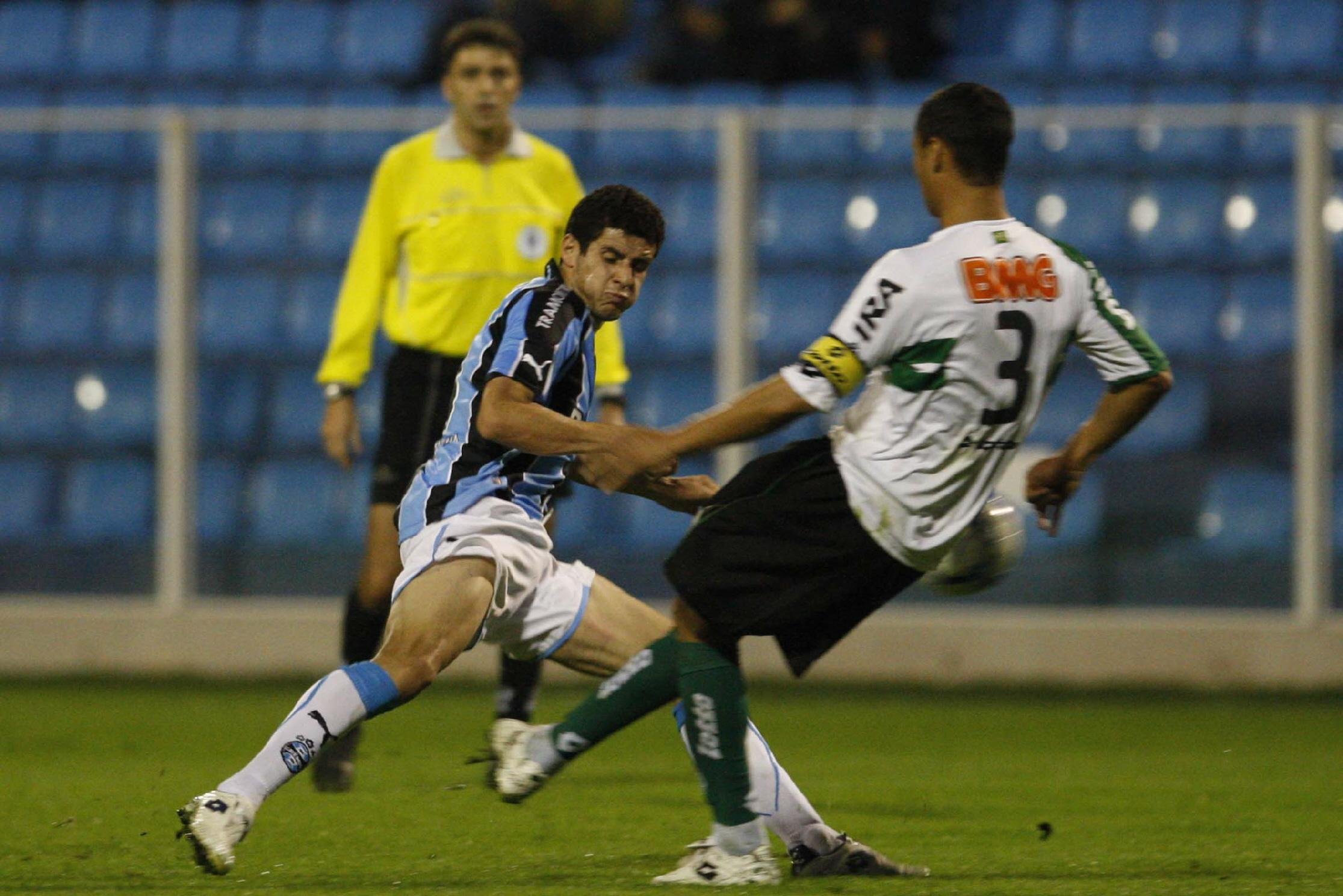 Silas culpa desgaste do grupo por derrota