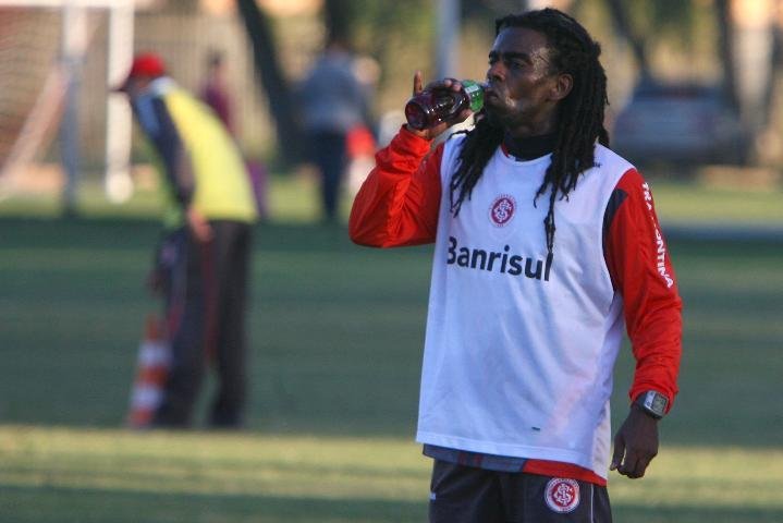 Tinga deixou o treino desta quarta-feira sentindo dores musculares