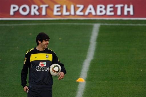 Kak&aacute; poder&aacute; ficar de fora das semifinais se levar cart&atilde;o amarelo