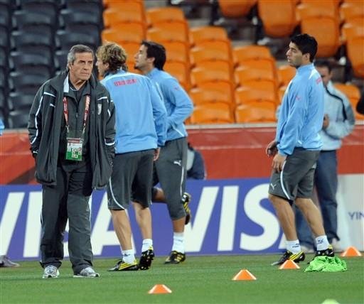 Oscar Tab&aacute;rez orienta treino do Uruguai antes do jogo contra Gana