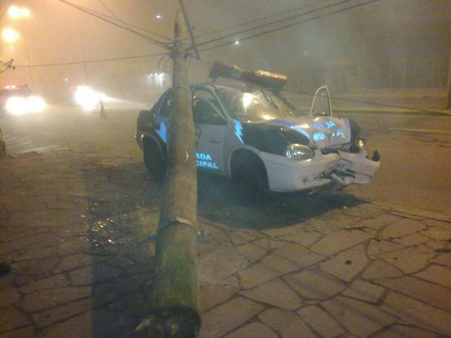 Viatura da Guarda Municipal colide contra poste