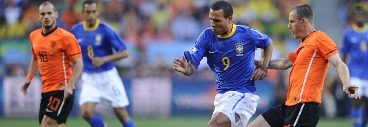 Luis Fabiano tenta arrancar para o ataque