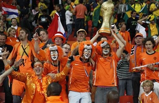 Holandeses comemora a vit&oacute;ria de 2 X 1