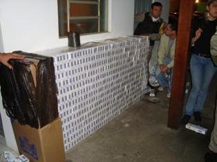 Pol&iacute;cia desbarata quadrilha de contrabando de cigarros 