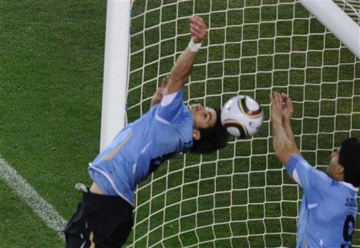 Su&aacute;rez faz p&ecirc;nalti, mas vira her&oacute;i no fim do jogo
