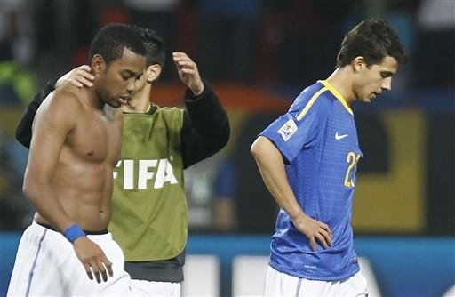 Foram duas bolas bobas, acabamos tomando dois gols que nos custaram a classifica&ccedil;&atilde;o, lamenta Robinho
