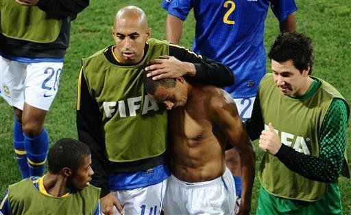 Gilberto Silva chora mas diz que sele&ccedil;&atilde;o sai de cabe&ccedil;a erguida