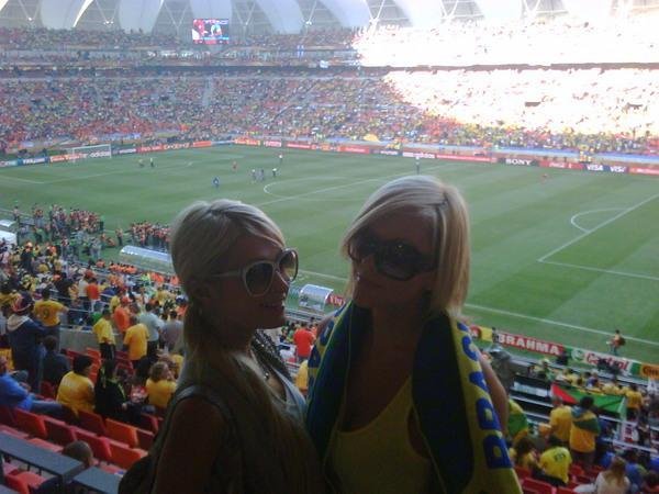 Paris Hilton &eacute; presa na &Aacute;frica do Sul