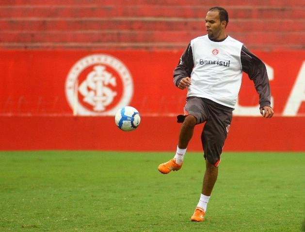 Apesar das vaias, Roth garante Alecsandro como titular no ataque do Inter