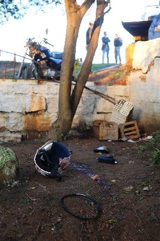 Motociclista morre ap&oacute;s bater contra muro e cair em um p&aacute;tio em Porto Alegre