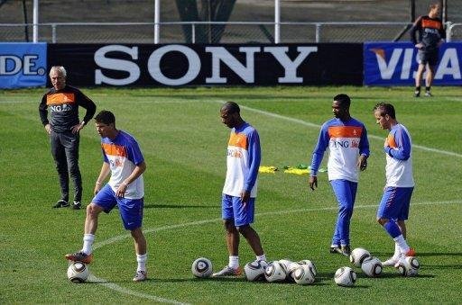 Titulares da Holanda descansam e os reservas treinam