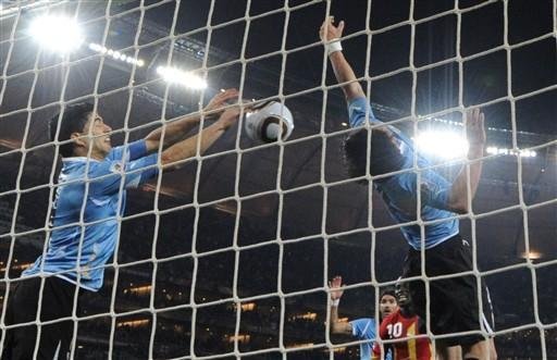 Ap&oacute;s expuls&atilde;o, Su&aacute;rez leva apenas um jogo de suspens&atilde;o