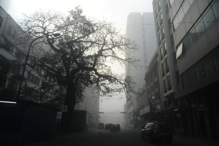 Neblina cobriu Porto Alegre na manh&atilde; deste domingo