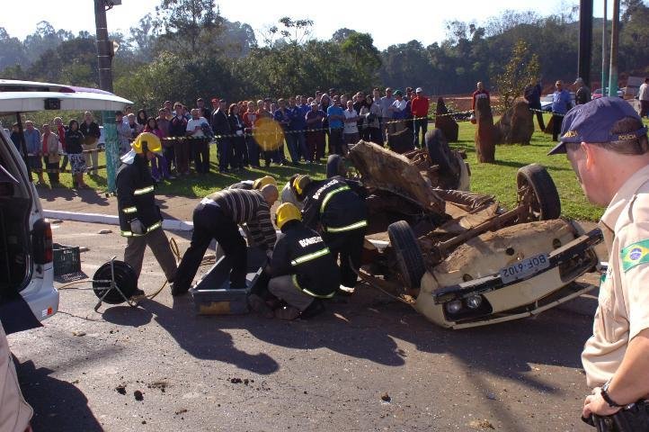 Ve&iacute;culo ficou totalmente destru&iacute;do