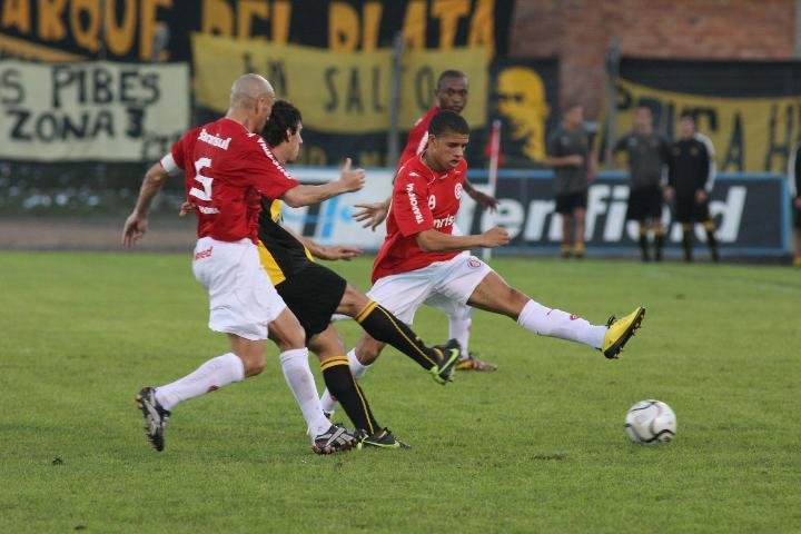 Inter vence Pe&ntilde;arol nos p&ecirc;naltis e conquista o trof&eacute;u Fronteira da Paz