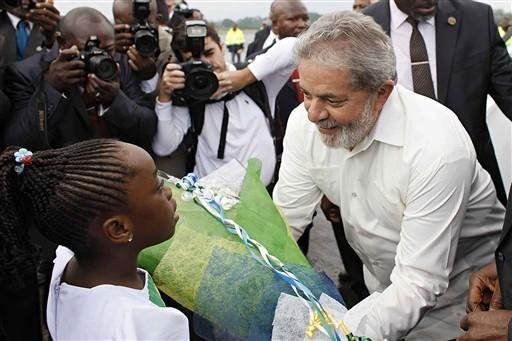 Lula recebe um buqu&ecirc; de flores durante cerim&ocirc;nia de boas-vindas em Malabo, Guin&eacute; Equatorial