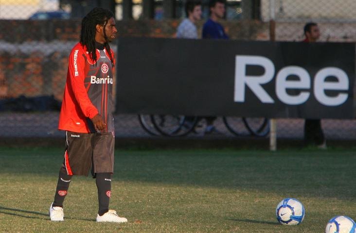 Tinga deve trabalhar com bola nesta semana 