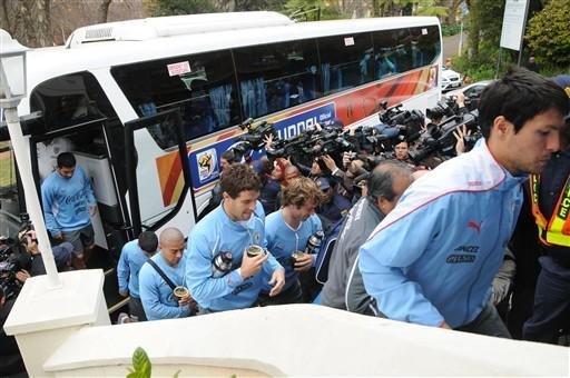 Equipe uruguaia chega ao hotel em Joanesburgo, antes de viajar &agrave; Cidade do Cabo