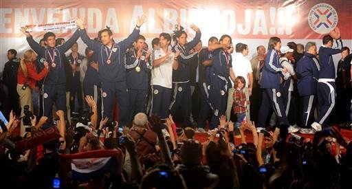 Sele&ccedil;&atilde;o paraguaia &eacute; recebida por milhares de torcedores