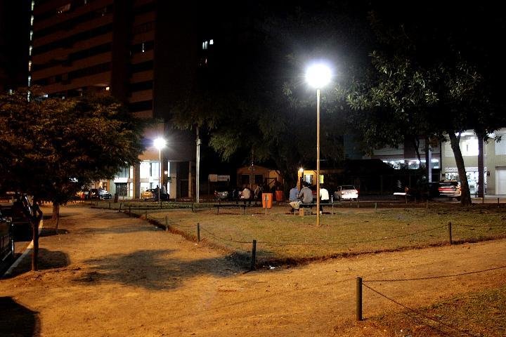 Dezesseis pra&ccedil;as ganham sistema de ilumina&ccedil;&atilde;o na Capital