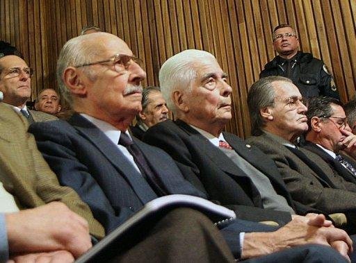 Ex-ditador argentino Jorge Videla (E) volta ao banco dos r&eacute;us depois de 25 anos