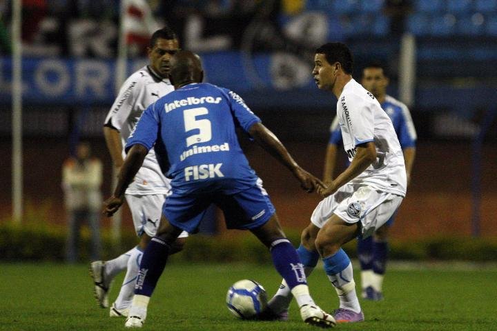 Gr&ecirc;mio se atrapalha e perde para o Ava&iacute;