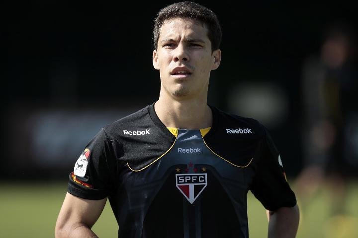 Volante descartou sa&iacute;da do clube paulista antes do final da competi&ccedil;&atilde;o sul-americana
