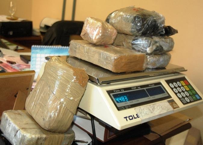 Pol&iacute;cia Civil apreende 5,6 kg de coca&iacute;na em caminh&atilde;o