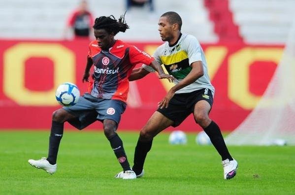 Tinga reestreia ao bom e velho estilo no Inter