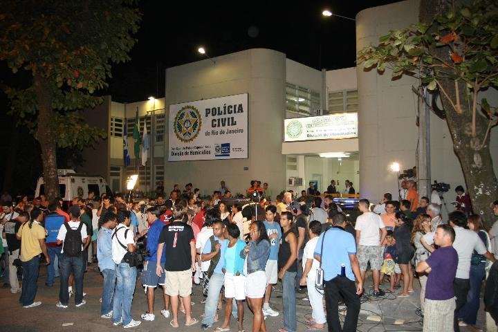 Advogado informou que Bruno dever&aacute; passar a noite da carceragem da Delegacia de Homic&iacute;dios, onde uma multid&atilde;o o aguardava nesta quarta-feira