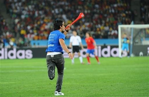 Torcedor entrou em campo durante a semifinal entre Espanha e Alemanha