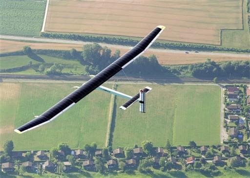 Pousa na Su&iacute;&ccedil;a avi&atilde;o solar que realizou primeiro voo noturno