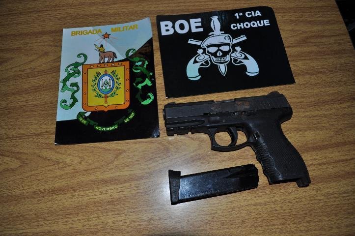 Pol&iacute;cia localiza arma roubada de PM em Porto Alegre 