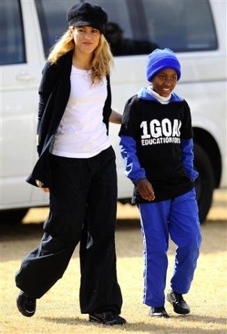 Shakira passeia com jovem de 12 anos 