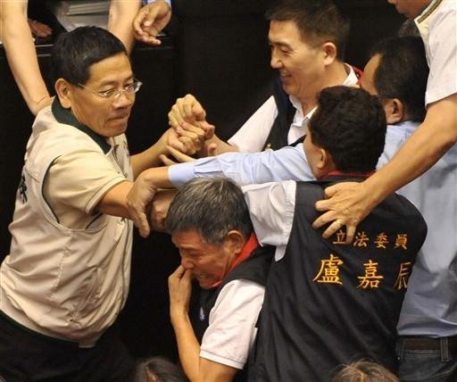 As cenas ca&oacute;ticas lembraram brigas anteriores no legislativo de Taiwan