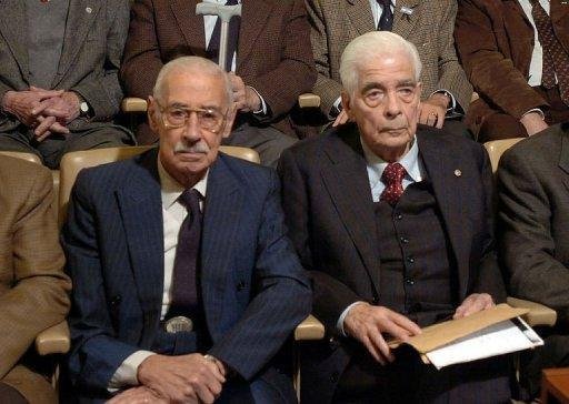 Ex-ditador argentino, Luciano Men&eacute;ndez (D), foi condenado &agrave; pris&atilde;o perp&eacute;tua pela quarta vez