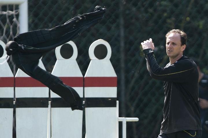 Rog&eacute;rio Ceni admite ansiedade ap&oacute;s longo tempo sem jogar