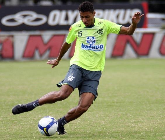 Kl&eacute;berson treina entre os titulares no Flamengo