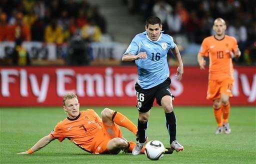 Maxi Pereira ainda sofre com derrota uruguaia na semifinal 