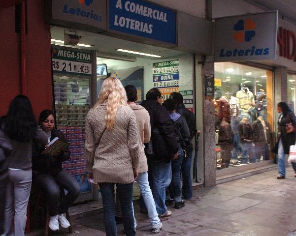 Mega-Sena acumulada pode pagar R$ 21 milh&otilde;es
